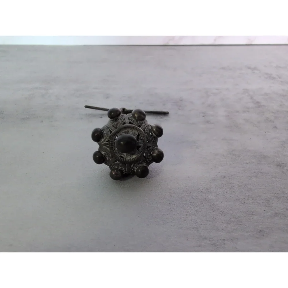 TOGGLE BUTTON LATE 18TH CENTURY TO EARLY 19TH CENTURY SILVER WITH BAR & LINK